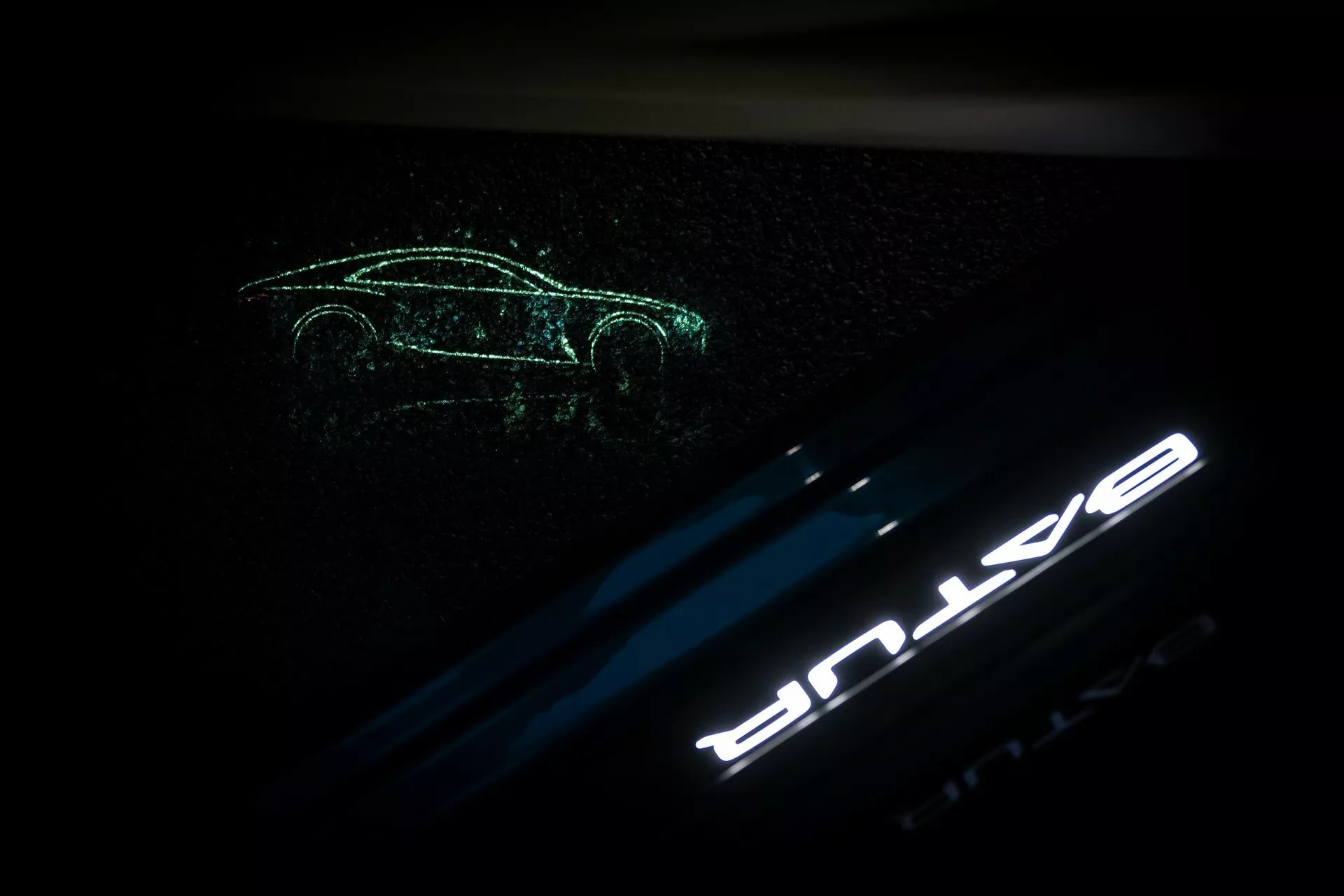 Đây là cách chào đón độc đáo của chiếc Bentley giá hơn 50 tỷ: Chiếu hình xuống đất qua hơn 400.000 gương kỹ thuật số siêu nhỏ - Ảnh 1