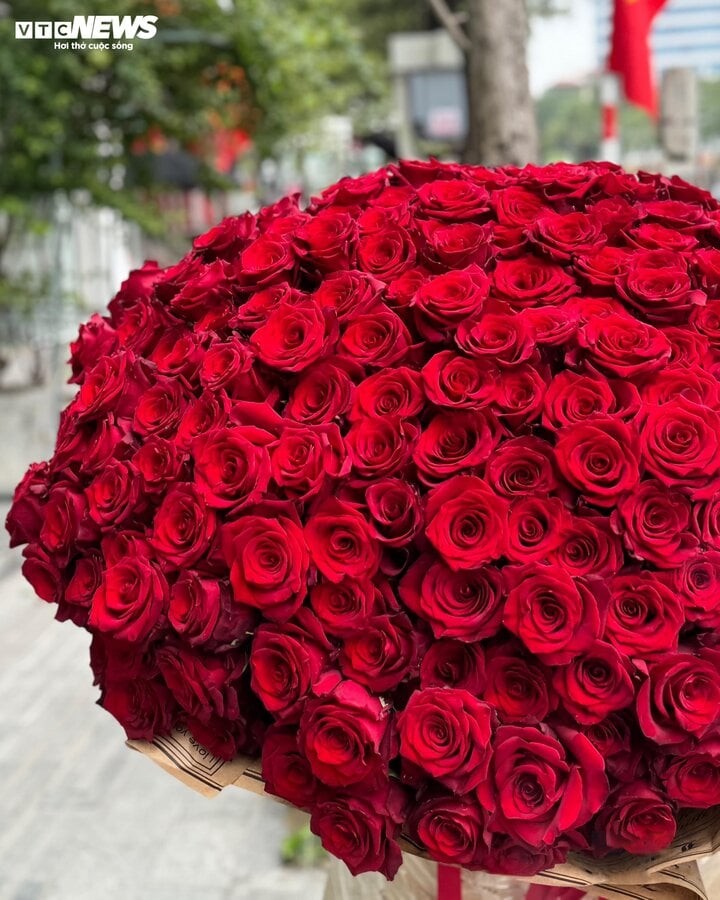 Đại gia Hà Nội mua bó hoa 26 triệu đồng làm quà 8/3 tặng vợ - Ảnh 2