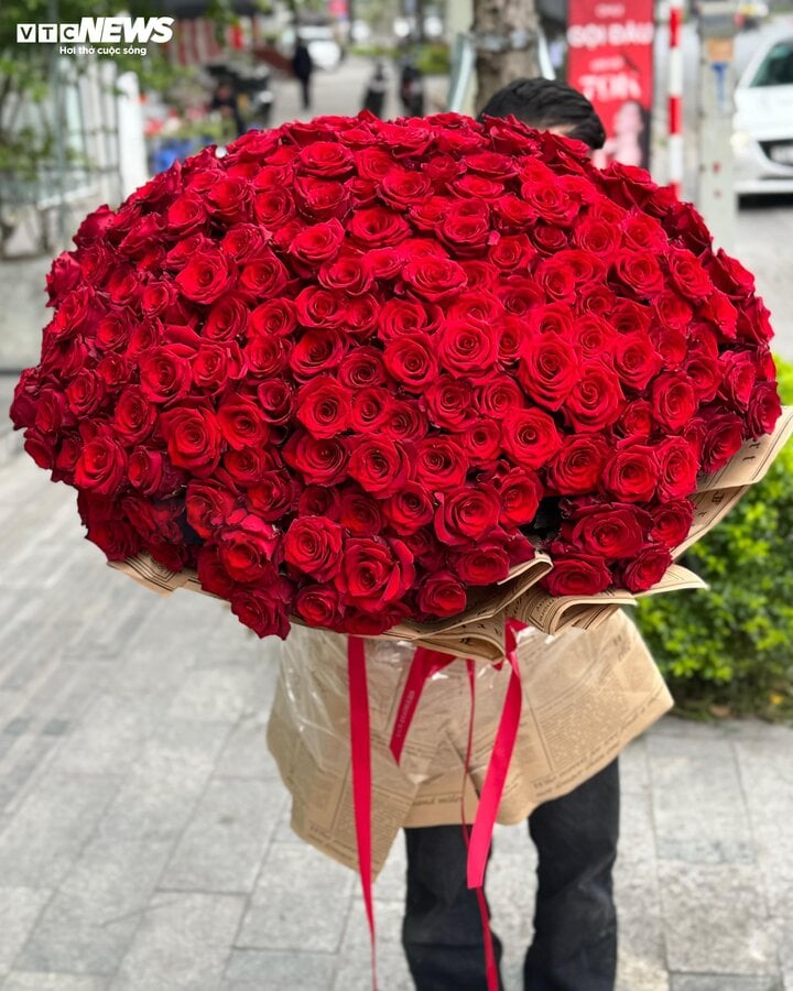 Đại gia Hà Nội mua bó hoa 26 triệu đồng làm quà 8/3 tặng vợ - Ảnh 3