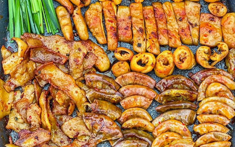 Kinh hoàng hình ảnh lòng lợn đổ đống ra sàn: 2 dấu hiệu cảnh báo lòng lợn bẩn, chớ có ăn - Ảnh 2