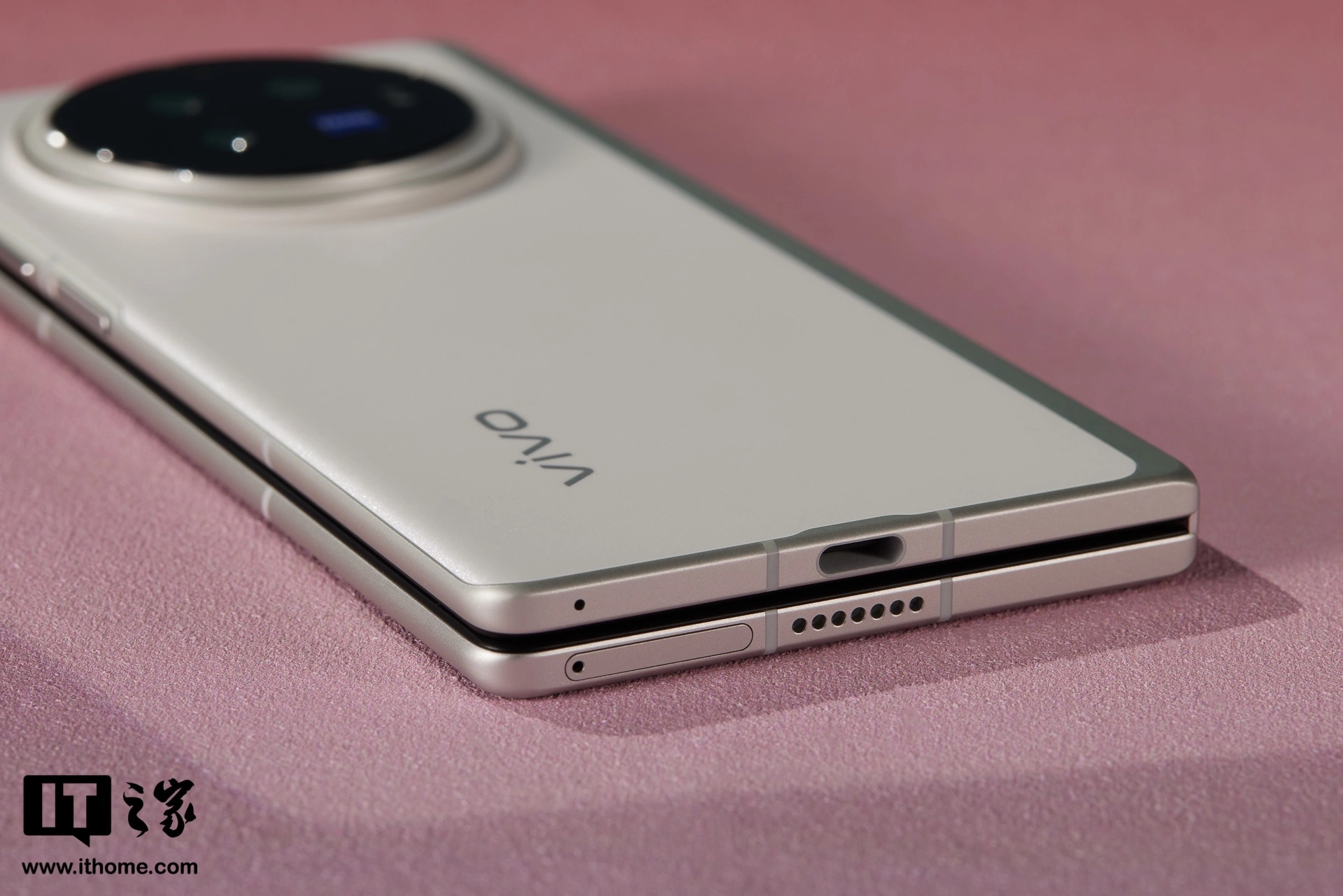 Cận cảnh smartphone màn hình gập mỏng nhẹ nhất thế giới: Nhẹ hơn cả iPhone 15 Pro Max, mỏng chỉ 4.65mm, mà pin vẫn tận 5.500mAh - Ảnh 14