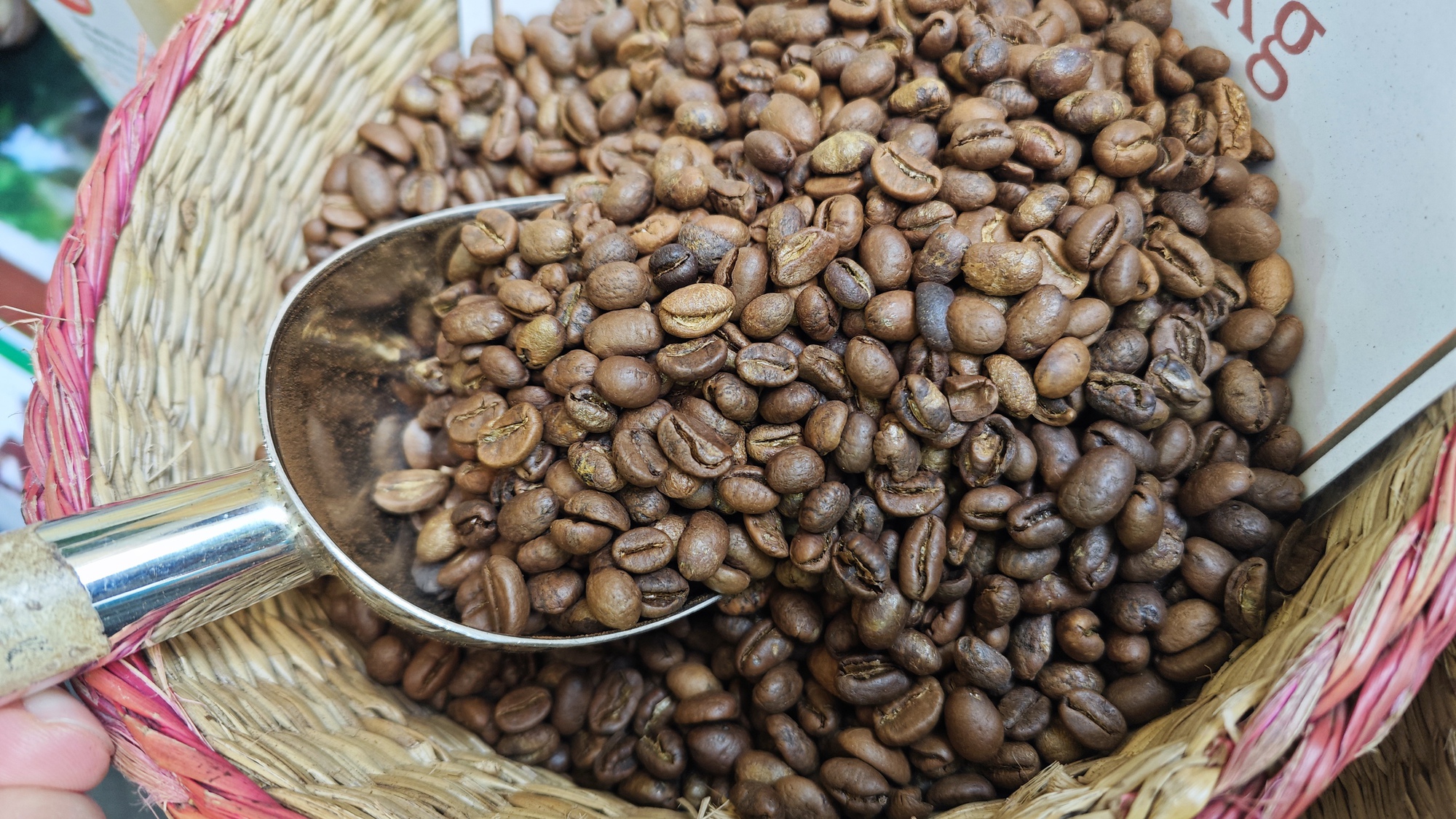 Giá cà phê lại gây bất ngờ sau khi liên tục tăng nóng - Ảnh 1