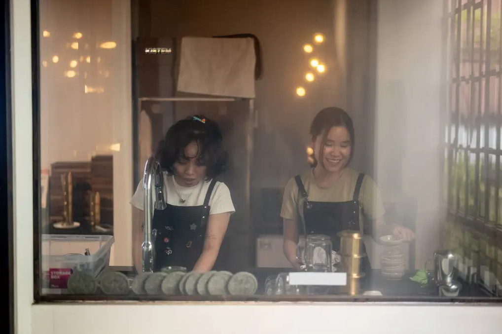 Phóng viên báo New York Times gọi Việt Nam là "gã khổng lồ" cà phê ở Đông Nam Á, quyết tâm rong ruổi khắp TP.HCM tìm ra 7 quán có hương vị tuyệt vời nhất - Ảnh 3