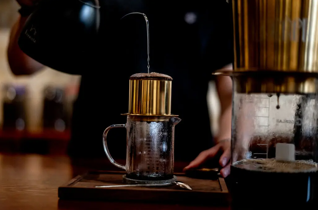 Phóng viên báo New York Times gọi Việt Nam là "gã khổng lồ" cà phê ở Đông Nam Á, quyết tâm rong ruổi khắp TP.HCM tìm ra 7 quán có hương vị tuyệt vời nhất - Ảnh 4