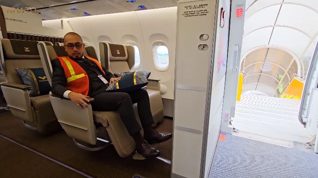 Bên trong máy bay Trung Quốc sản xuất: Được khen "xịn sánh ngang Boeing, Airbus", trừ một chi tiết kém xa - Ảnh 9