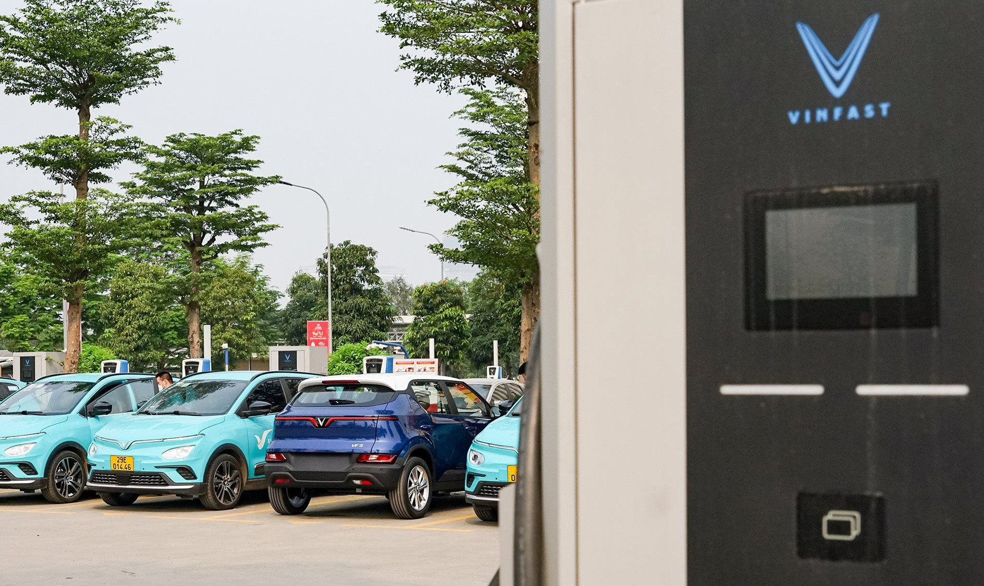 Ông Phạm Nhật Vượng không nói đùa - Việt Nam đang sở hữu mật độ trạm sạc lớn hàng đầu thế giới: gấp 5 lần Mỹ, cao hơn cả Trung Quốc - Ảnh 1