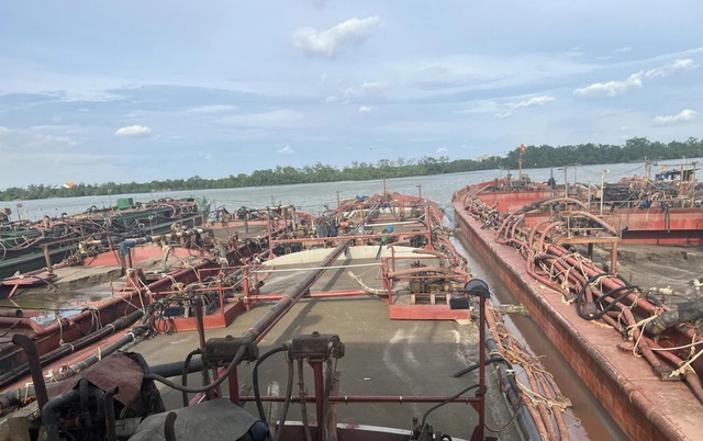 Ông trùm cát lậu thu hàng chục tỉ, chi 3 tỉ đồng cho cựu công an chạy tội - Ảnh 2