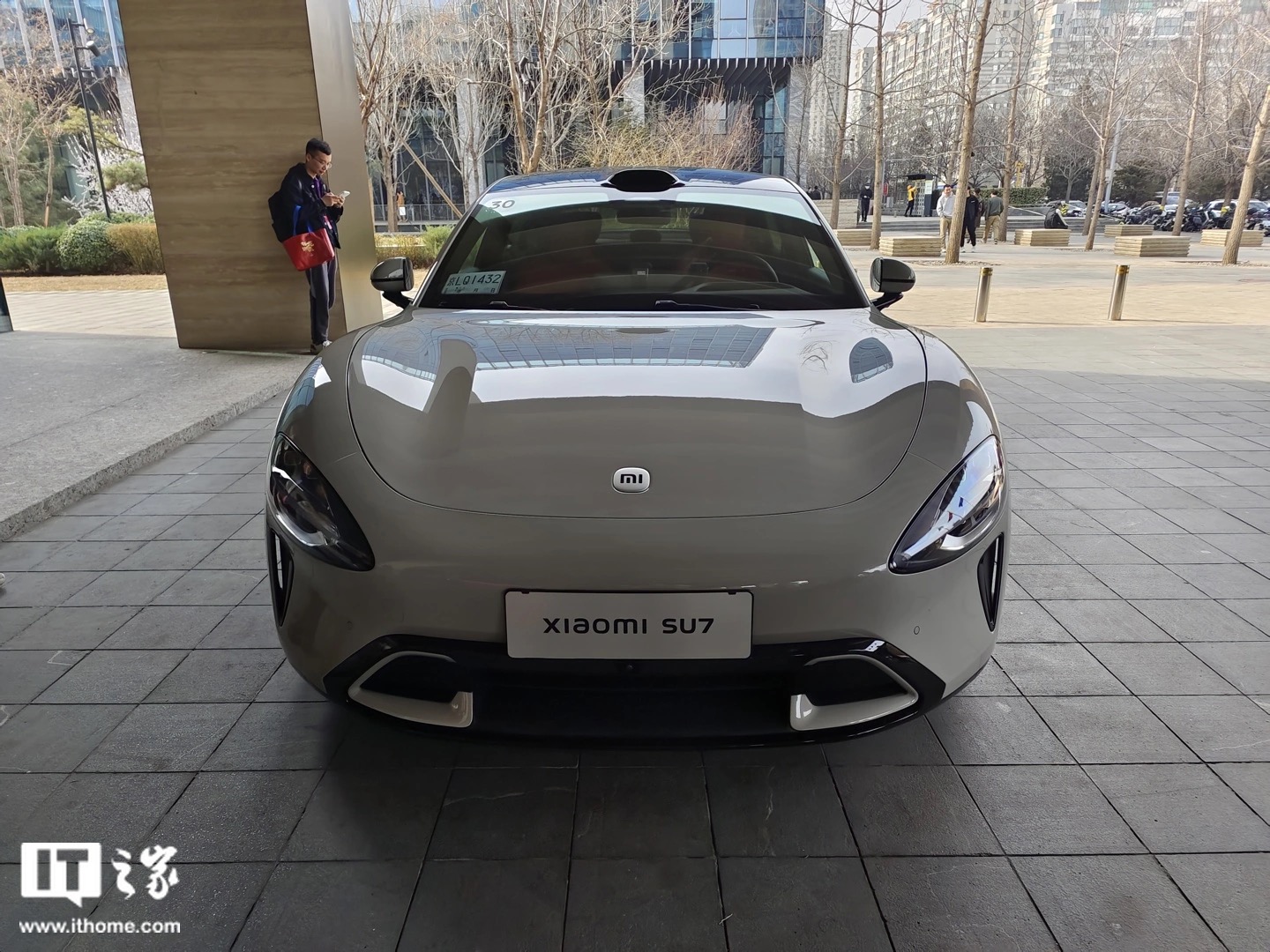 [Video] Cận cảnh xe điện Xiaomi SU7 Max "bằng xương bằng thịt" của chủ tịch Xiaomi: Đẹp mê hồn! - Ảnh 2