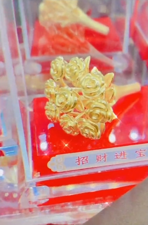 Theo cơn sốt giá, những bông hoa vàng 24K đang khiến chị em xuýt xoa còn cánh mày râu... ngậm ngùi than thở - Ảnh 15