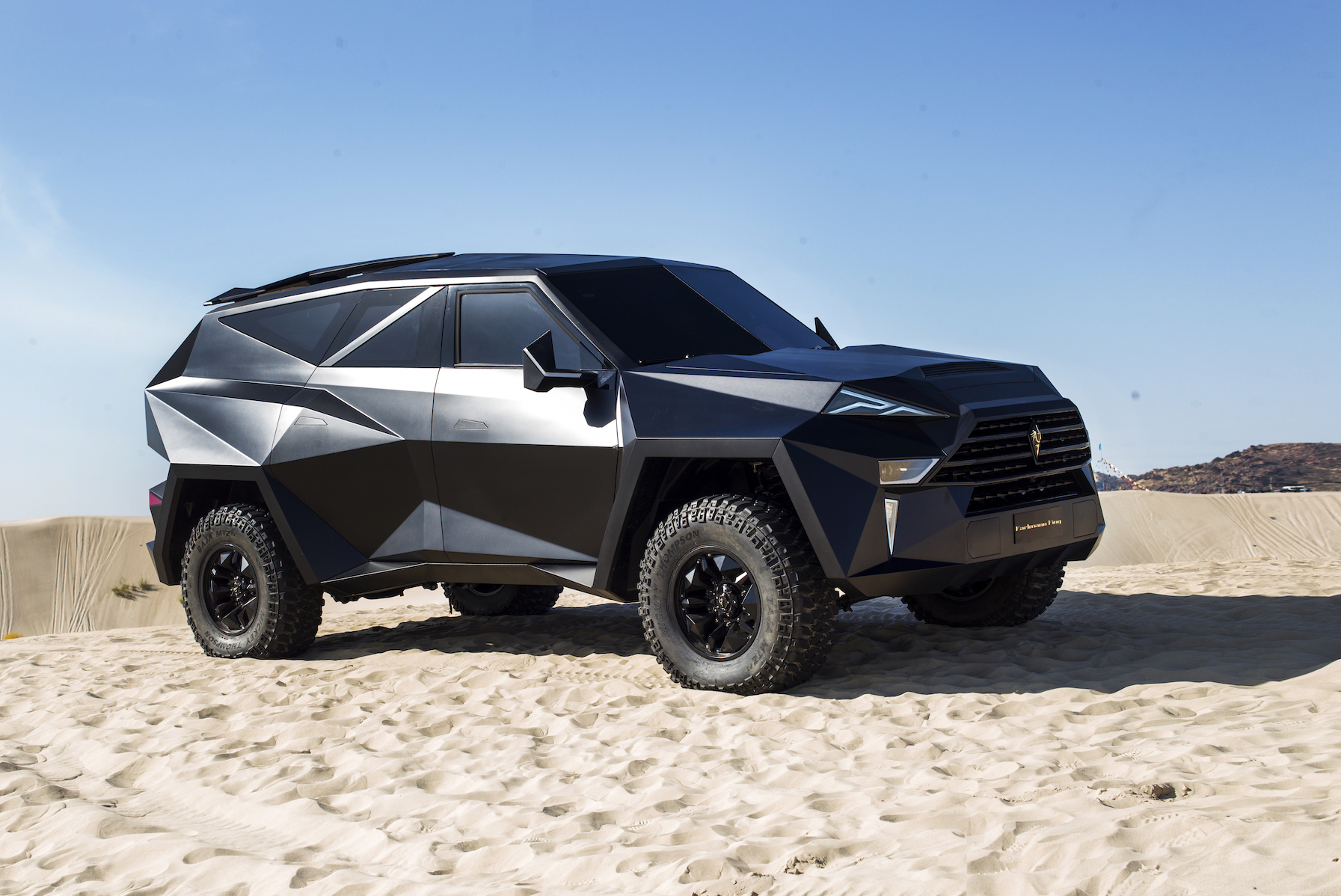 SUV ‘điên rồ’ và đắt nhất thế giới này vẫn có người mua: Bằng 4 chiếc Cullinan, thiết kế như xe Batman, một option giá hơn 7,4 tỷ - Ảnh 6