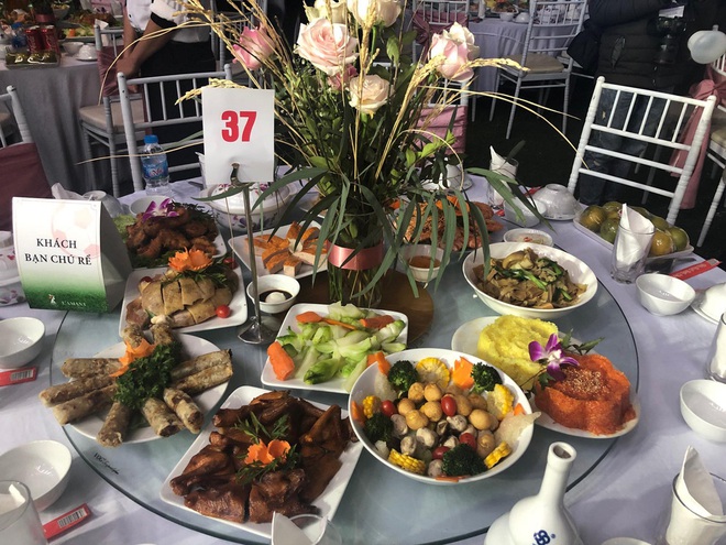 Cận cảnh tiệc cưới Quang Hải: Thực khách ấn tượng với món quả cầu vàng chiên thơm - Ảnh 6