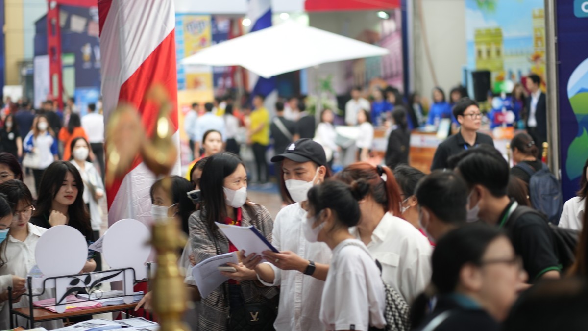 Giá vé máy bay và dịch vụ tăng cao, lo người Việt đổ xô du lịch nước ngoài - Ảnh 2