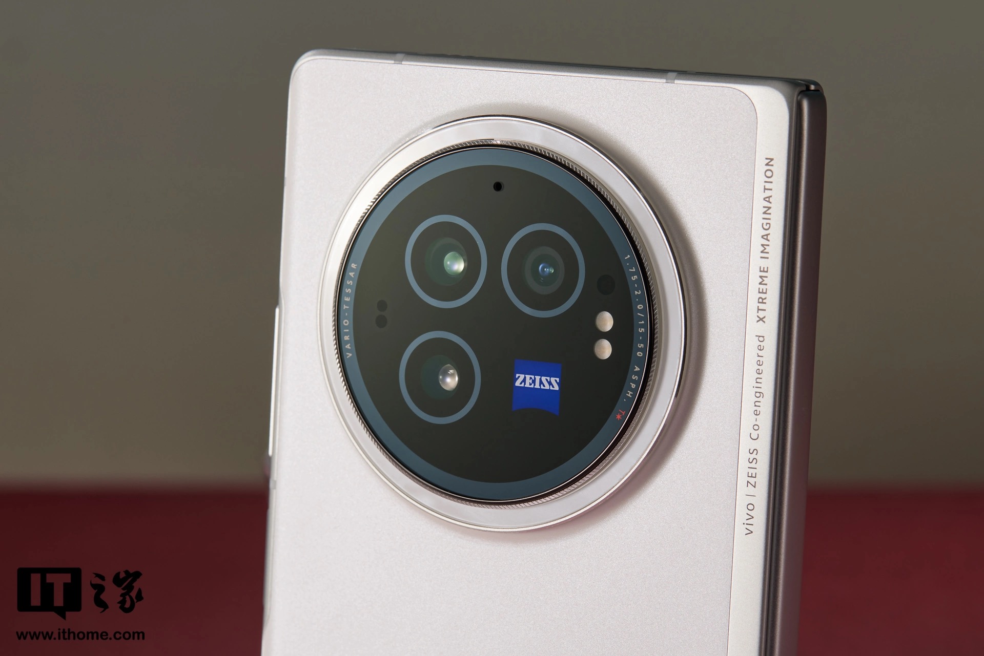 Cận cảnh smartphone màn hình gập mỏng nhẹ nhất thế giới: Nhẹ hơn cả iPhone 15 Pro Max, mỏng chỉ 4.65mm, mà pin vẫn tận 5.500mAh - Ảnh 12