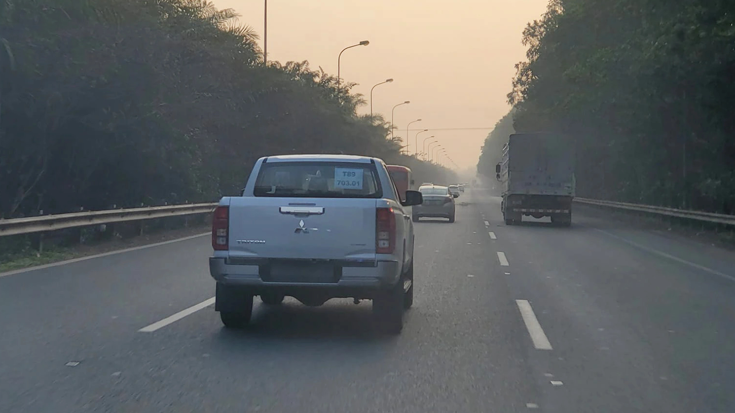 Mitsubishi Triton 2024 lộ clip chạy thử trên đường Hà Nội, dễ ra mắt trong thời gian gần đấu Ranger, làm khó Hilux - Ảnh 1