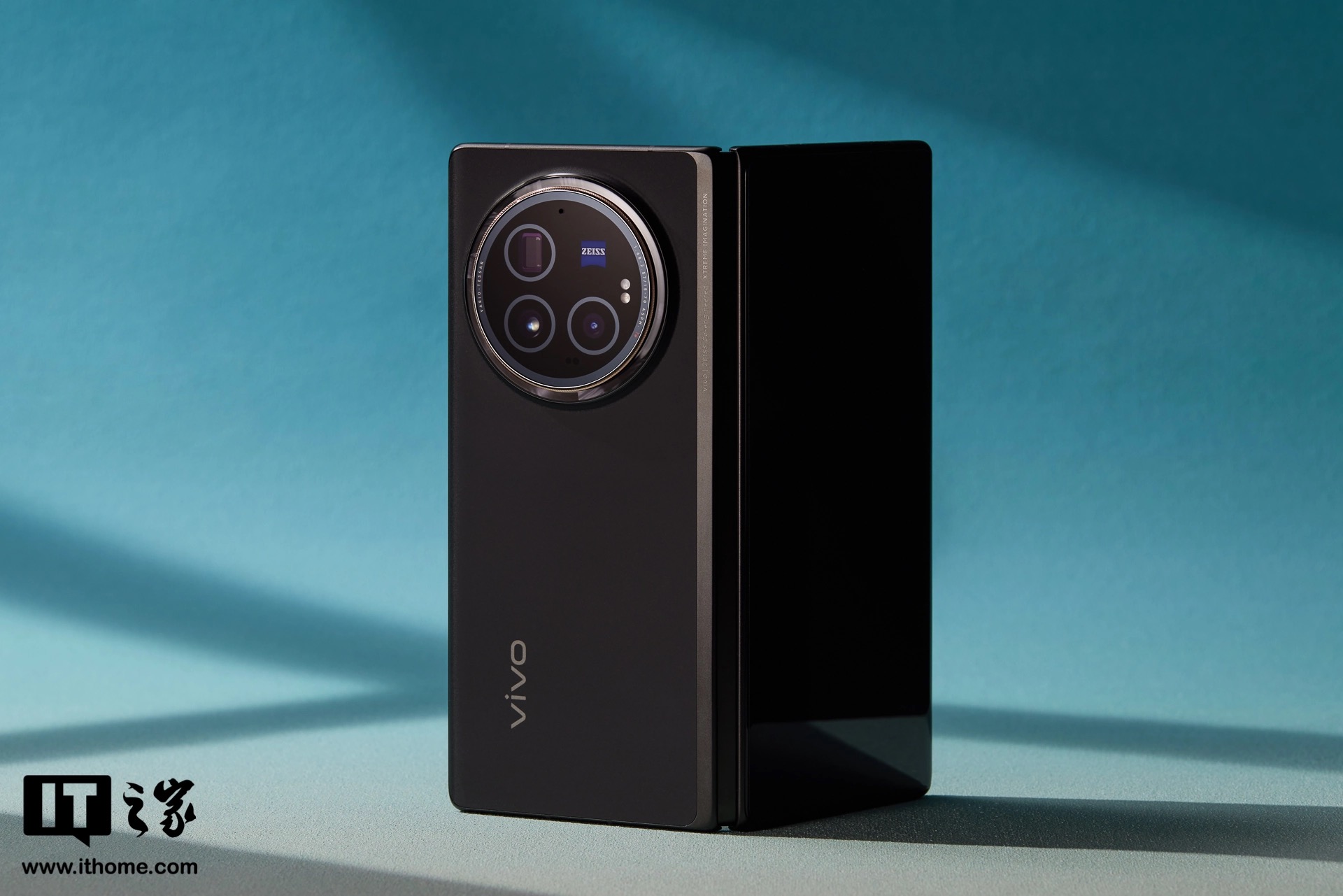 Cận cảnh smartphone màn hình gập mỏng nhẹ nhất thế giới: Nhẹ hơn cả iPhone 15 Pro Max, mỏng chỉ 4.65mm, mà pin vẫn tận 5.500mAh - Ảnh 23