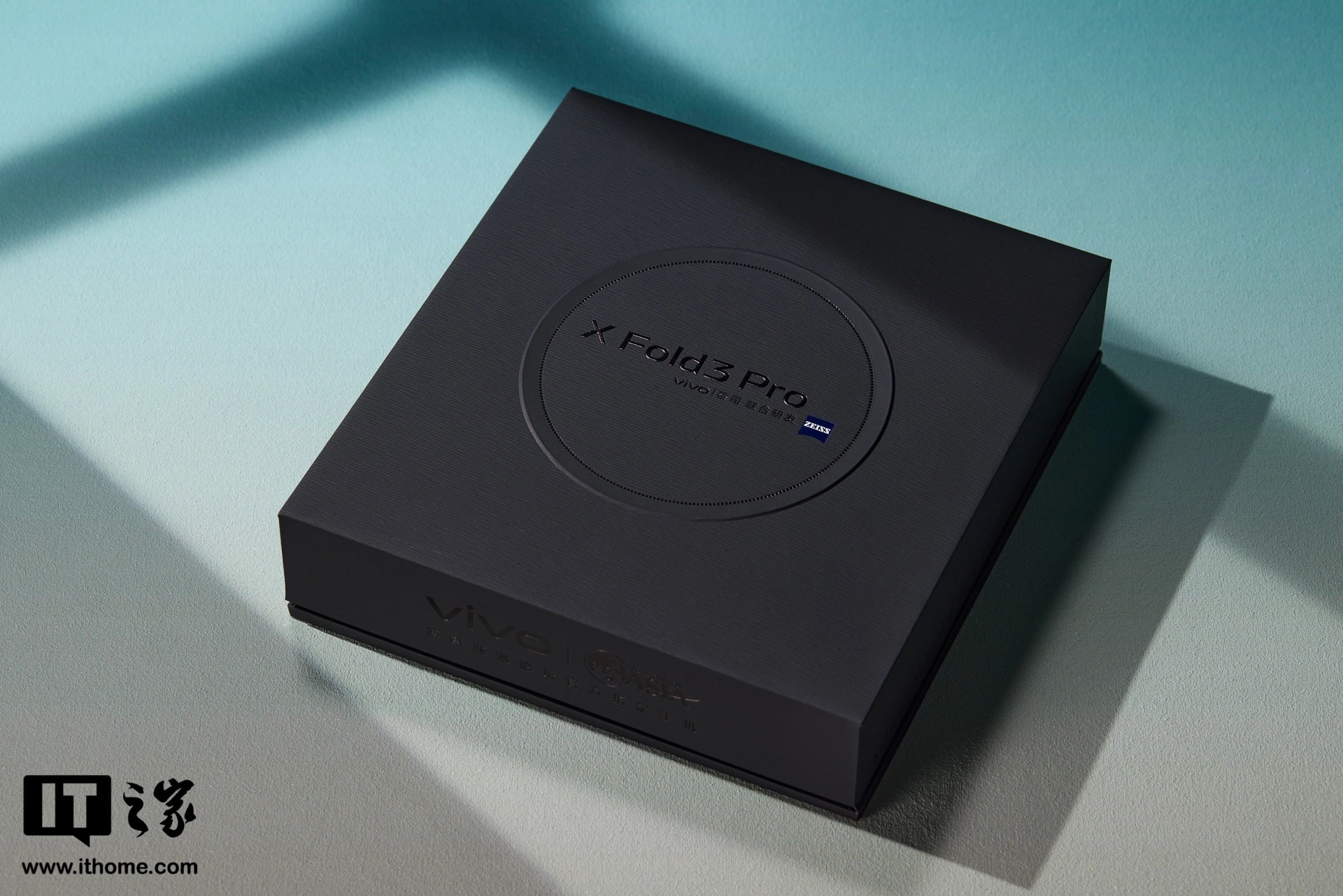 Cận cảnh smartphone màn hình gập mỏng nhẹ nhất thế giới: Nhẹ hơn cả iPhone 15 Pro Max, mỏng chỉ 4.65mm, mà pin vẫn tận 5.500mAh - Ảnh 18