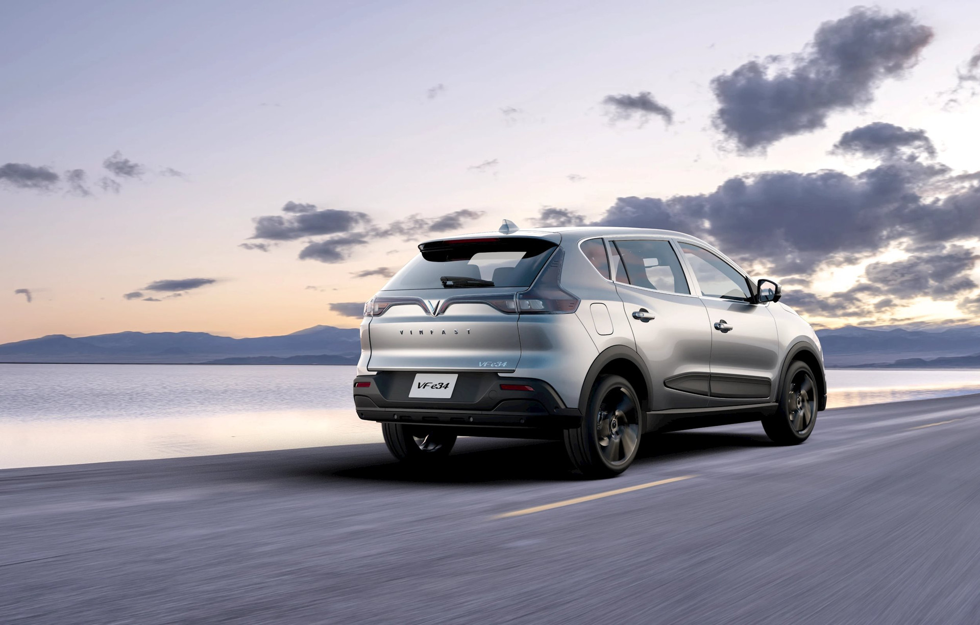 VinFast mở bán VF e34 tại Indonesia: Vẫn thuê pin, giá rẻ bèo so với Việt Nam - Ảnh 1