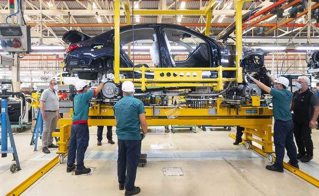 Lý do nhiều người Việt không mua ô tô đầu năm - Ảnh 1