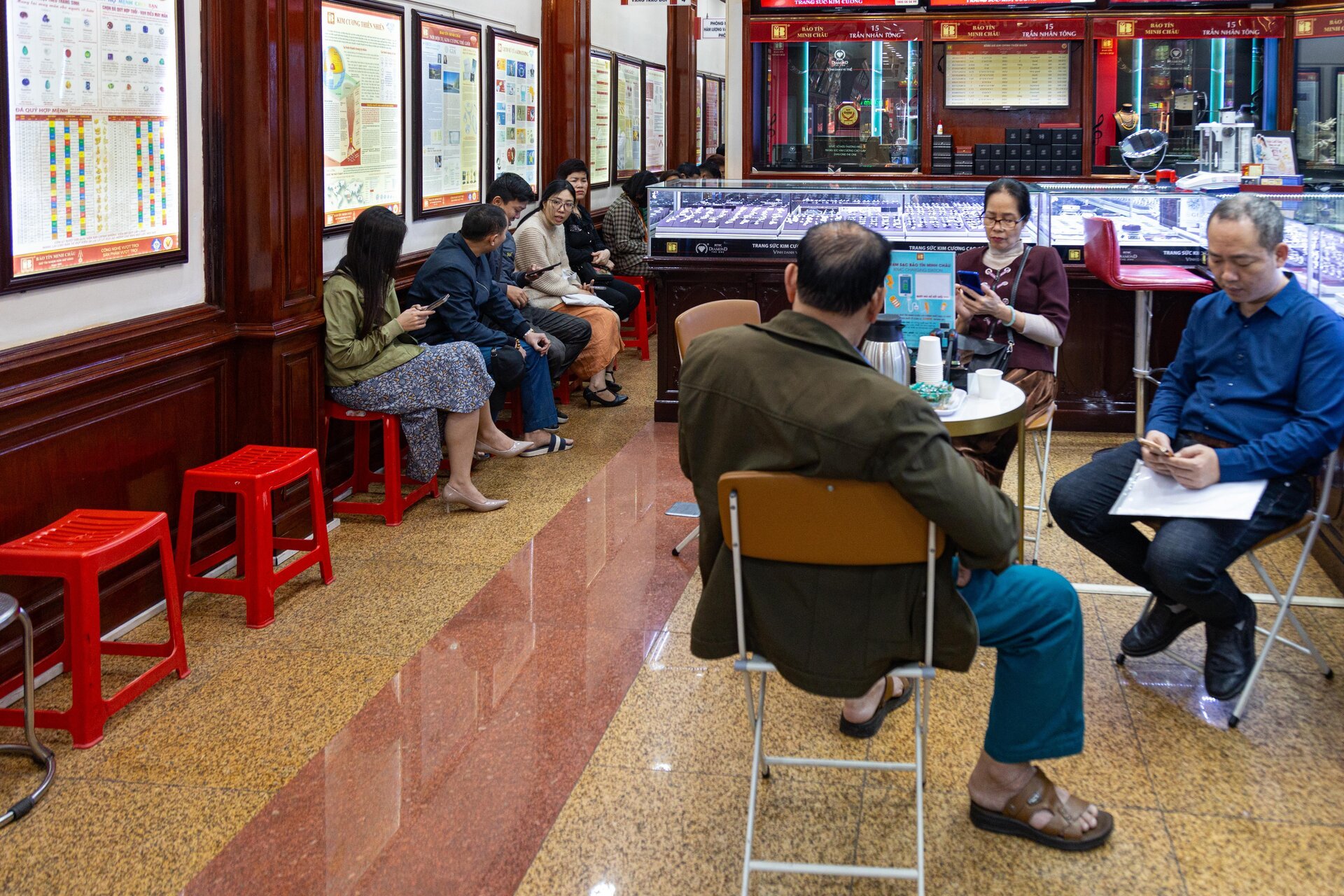 Thị trường ít biến động, khách vẫn xếp hàng chờ mua, bán vàng - Ảnh 13