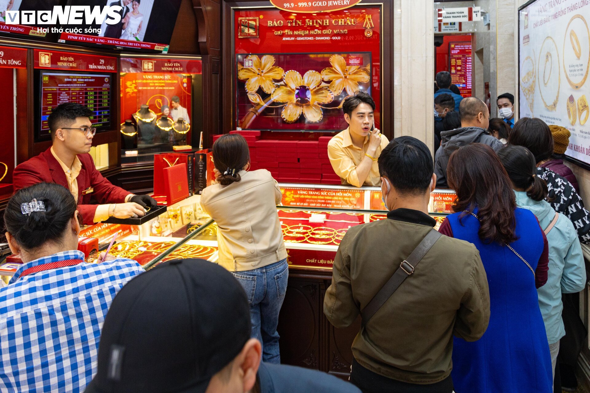 Thị trường ít biến động, khách vẫn xếp hàng chờ mua, bán vàng - Ảnh 1