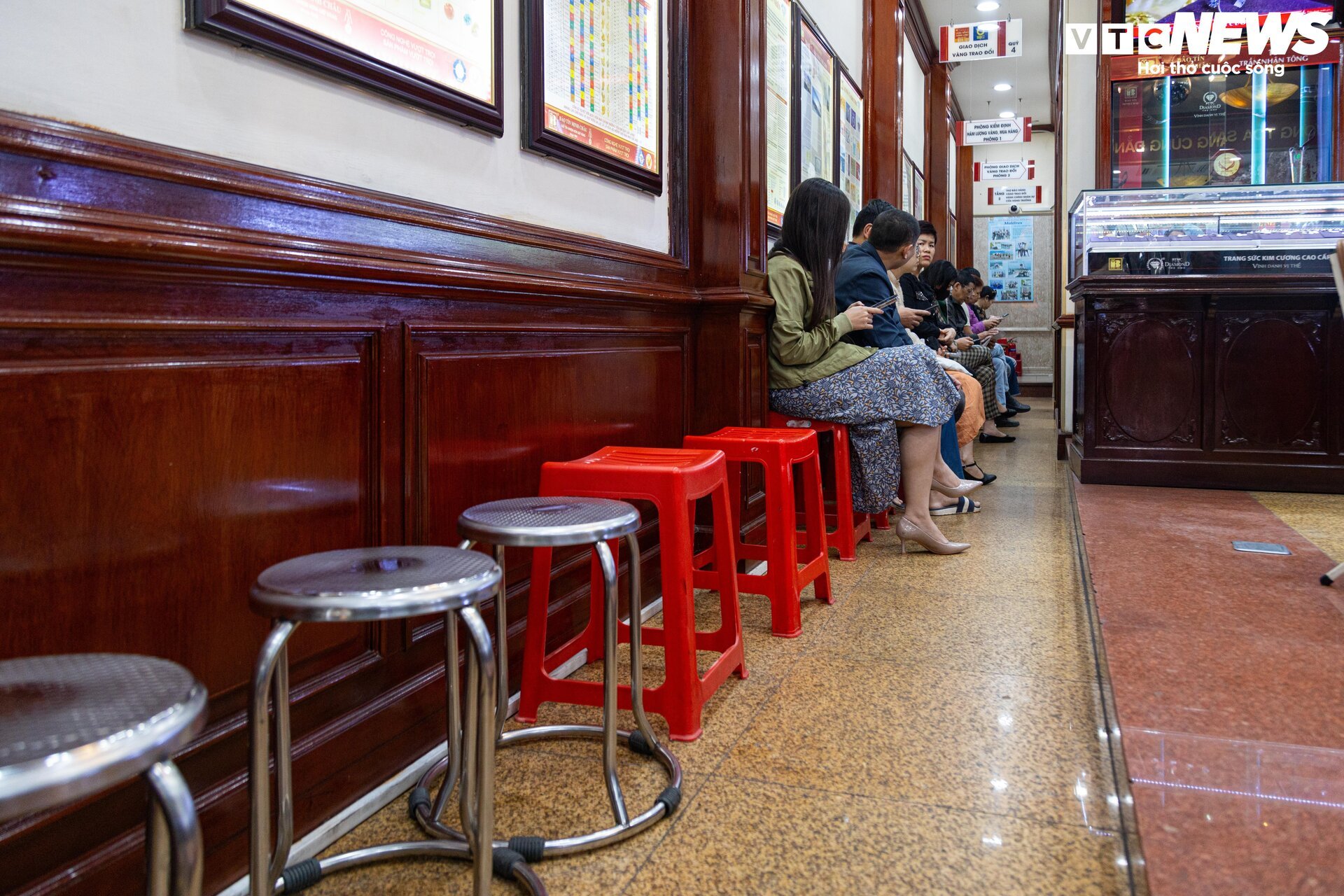 Thị trường ít biến động, khách vẫn xếp hàng chờ mua, bán vàng - Ảnh 14