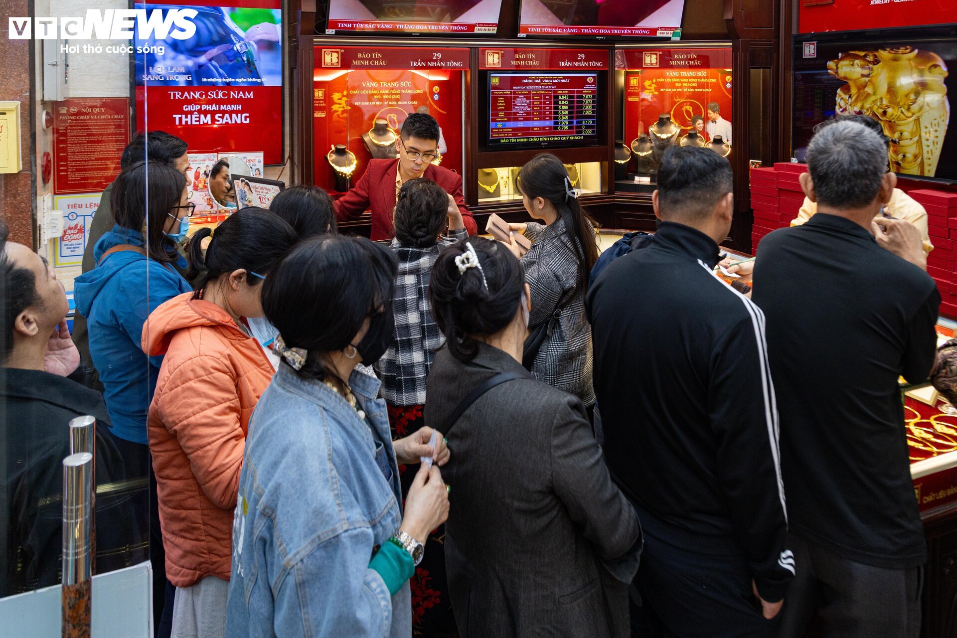Thị trường ít biến động, khách vẫn xếp hàng chờ mua, bán vàng - Ảnh 2