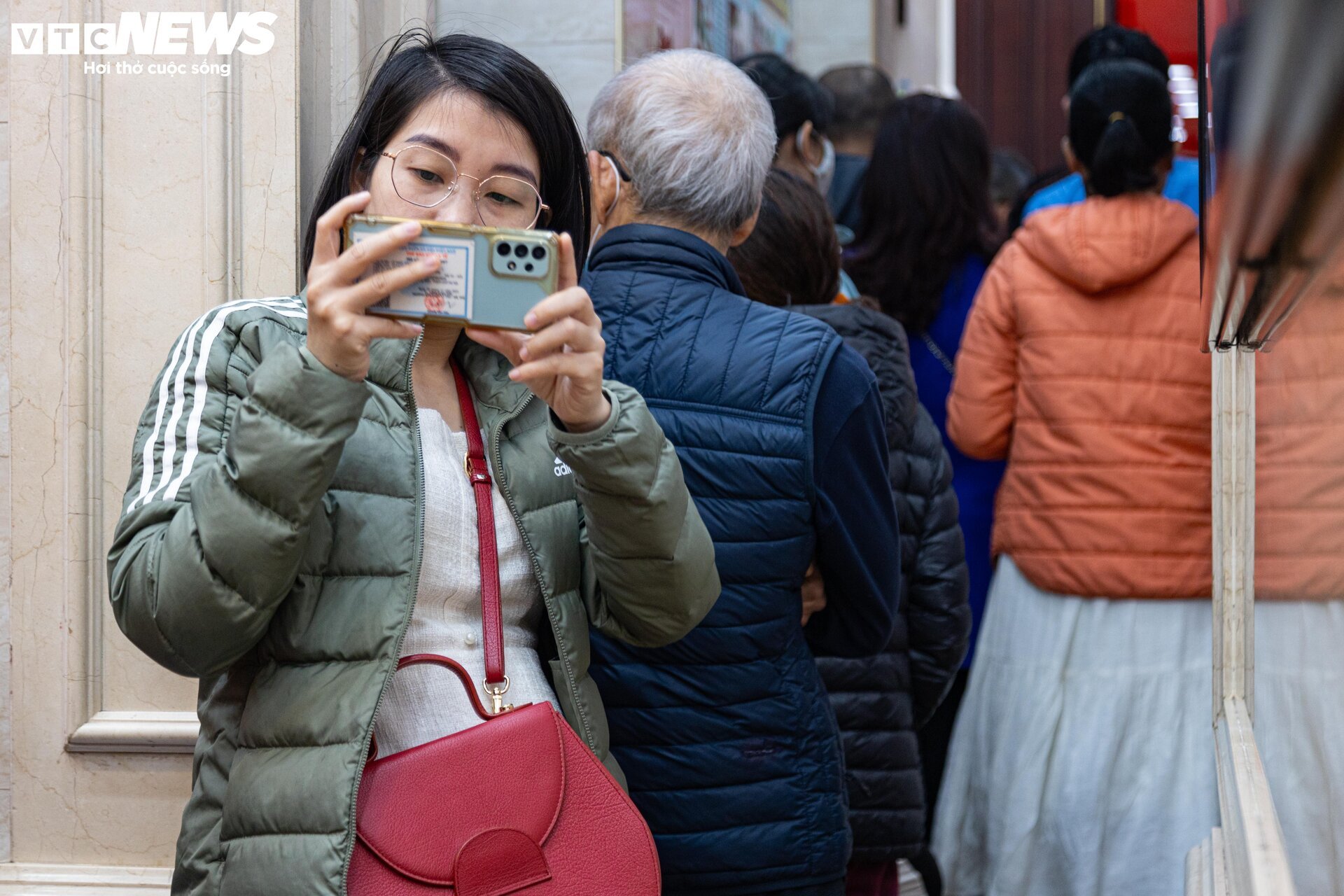 Thị trường ít biến động, khách vẫn xếp hàng chờ mua, bán vàng - Ảnh 6