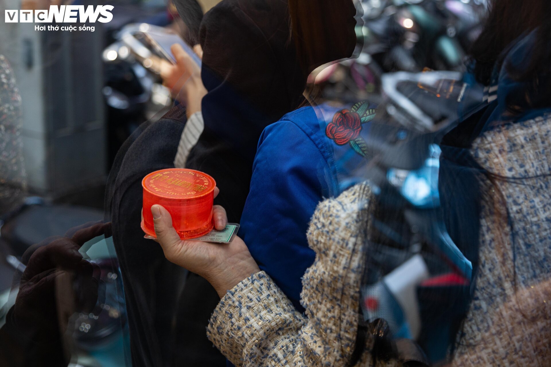 Thị trường ít biến động, khách vẫn xếp hàng chờ mua, bán vàng - Ảnh 9