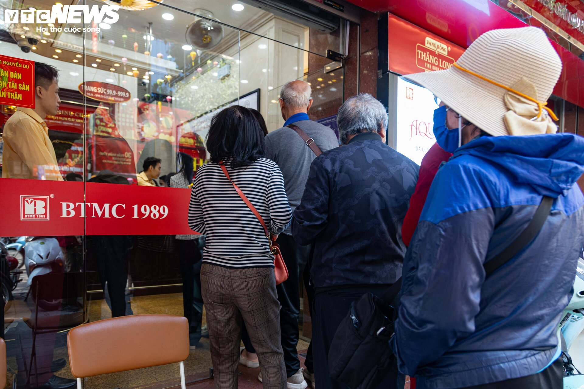 Thị trường ít biến động, khách vẫn xếp hàng chờ mua, bán vàng - Ảnh 5