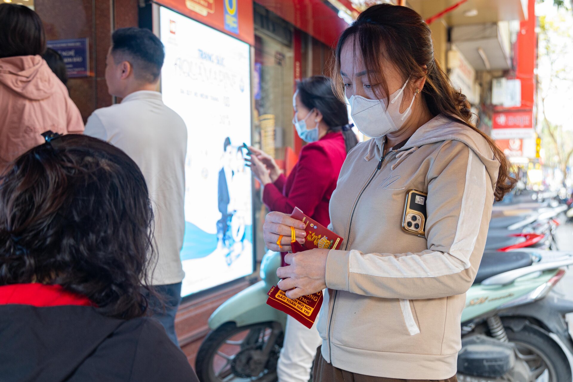 Thị trường ít biến động, khách vẫn xếp hàng chờ mua, bán vàng - Ảnh 7