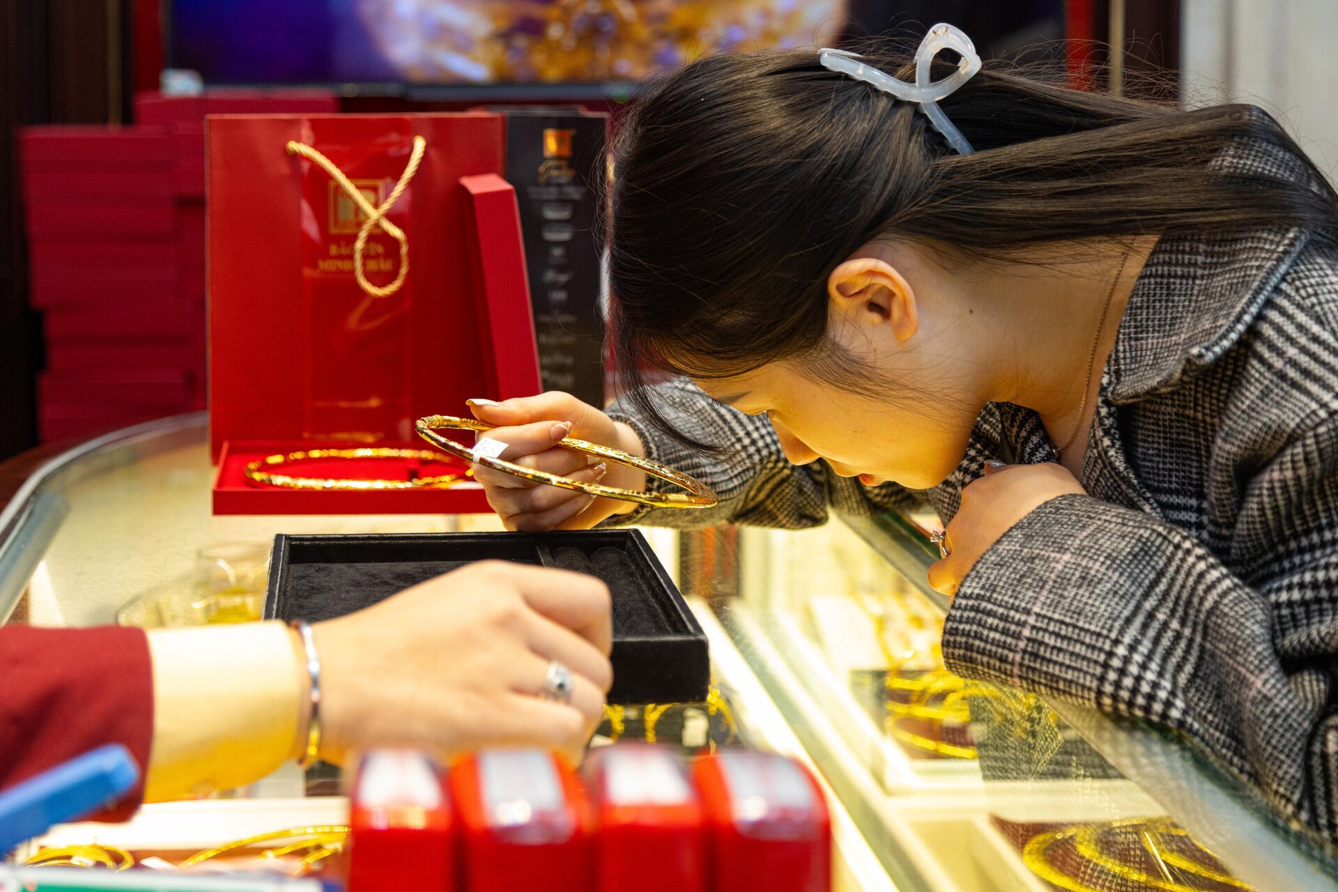 Thị trường ít biến động, khách vẫn xếp hàng chờ mua, bán vàng - Ảnh 10