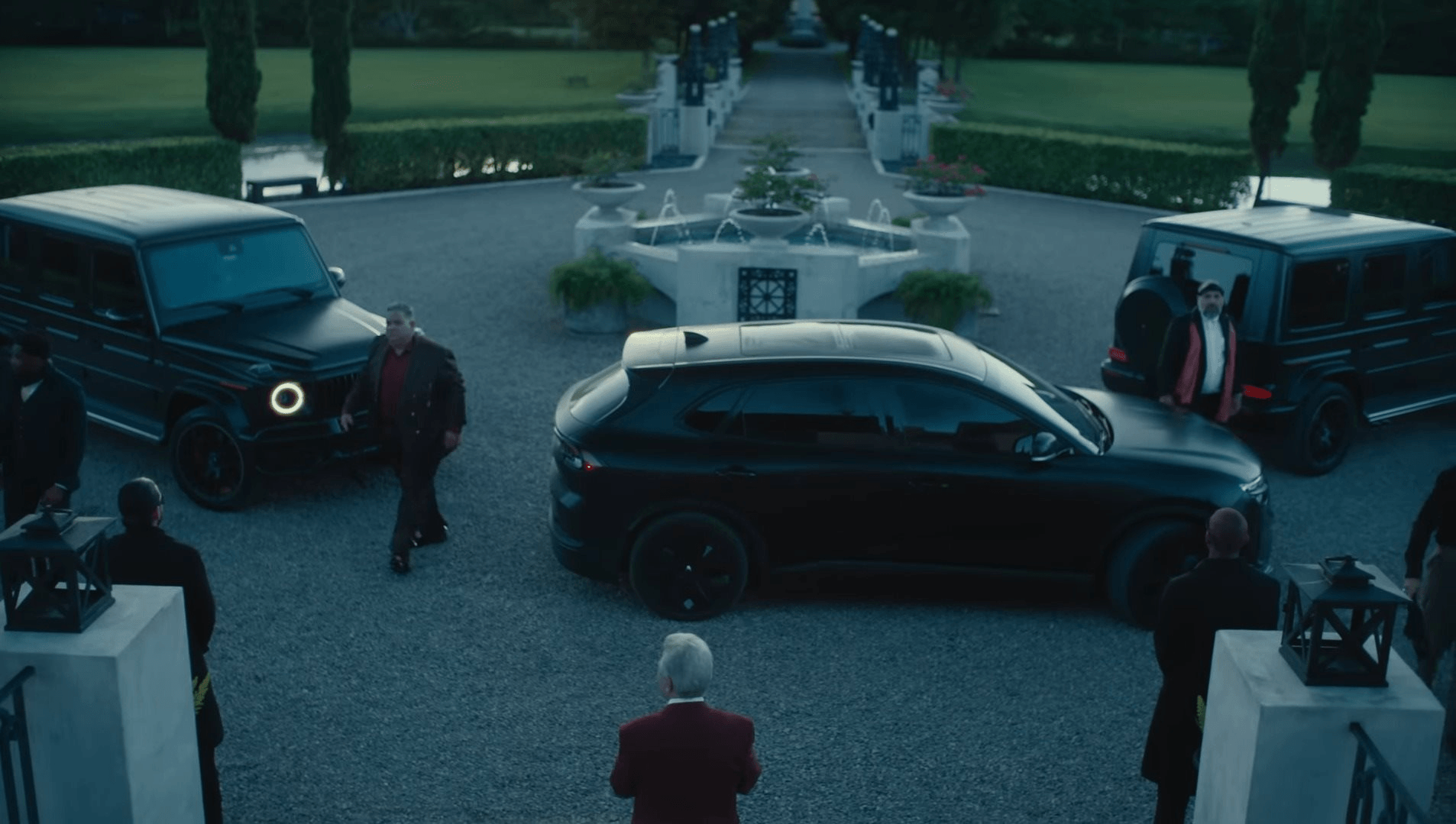 VinFast VF 8 xuất hiện cực ngầu trong MV ca nhạc của 'ông hoàng tỷ view' J Balvin, được hộ tống bằng 2 chiếc Mercedes G63 - Ảnh 4