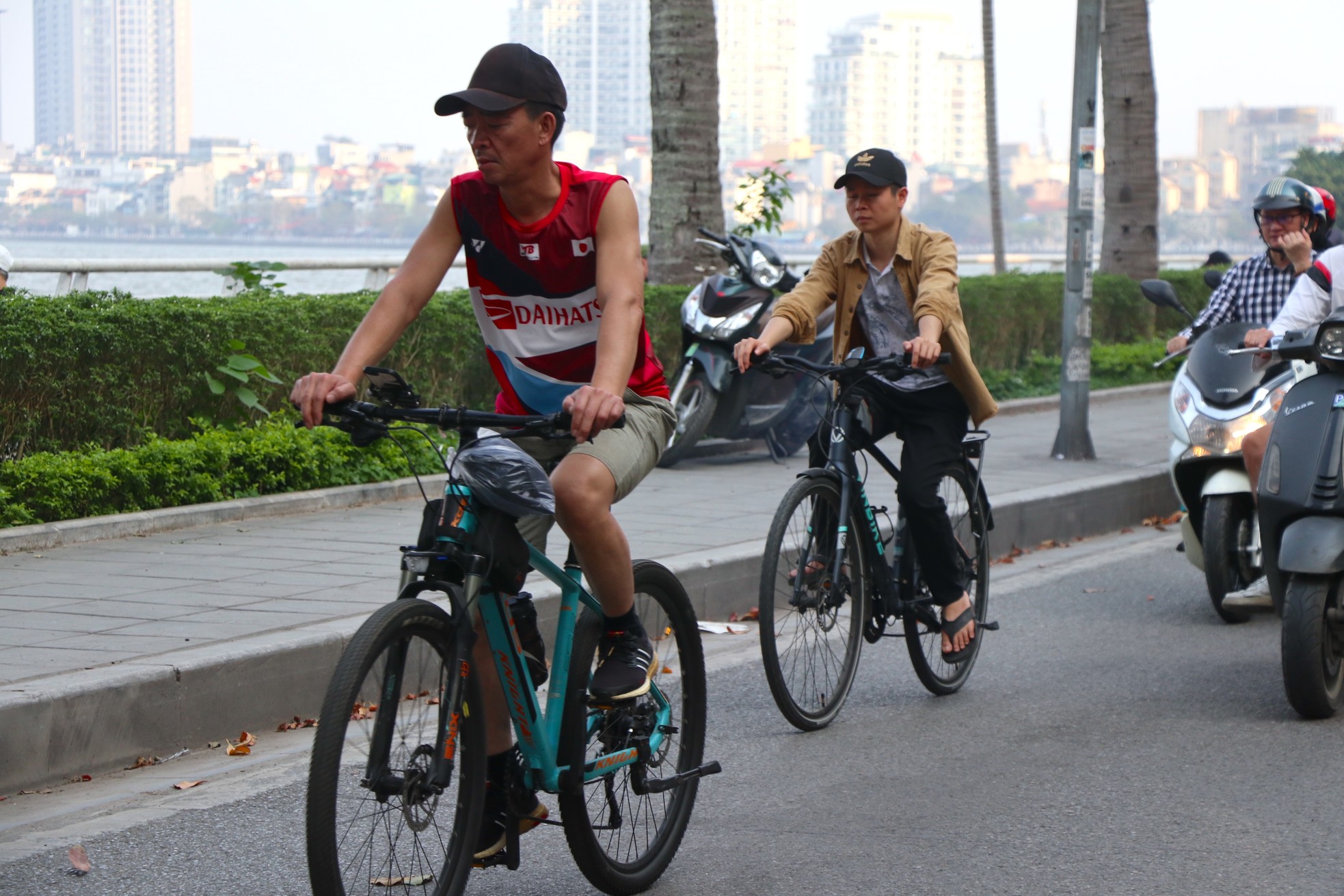 Nắng lên, dịch vụ cho thuê xe đạp ở hồ Tây sôi động, thu tiền triệu mỗi ngày - Ảnh 7