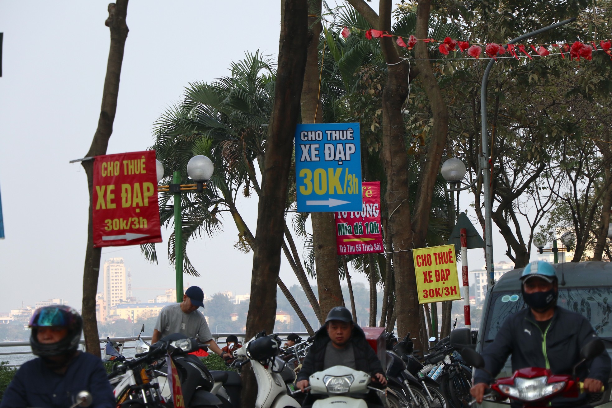 Nắng lên, dịch vụ cho thuê xe đạp ở hồ Tây sôi động, thu tiền triệu mỗi ngày - Ảnh 2