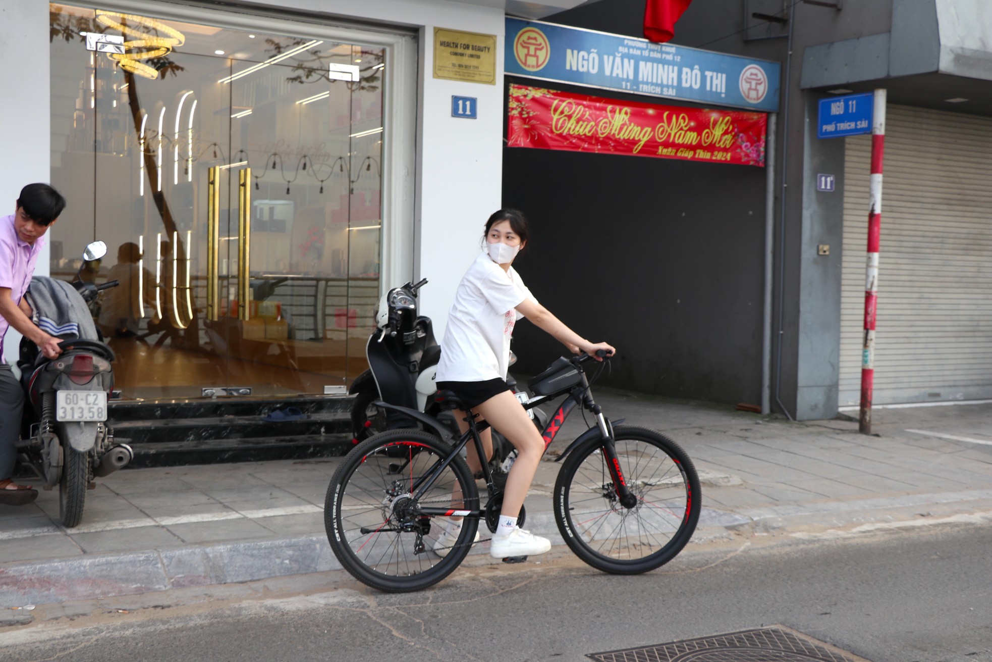Nắng lên, dịch vụ cho thuê xe đạp ở hồ Tây sôi động, thu tiền triệu mỗi ngày - Ảnh 6