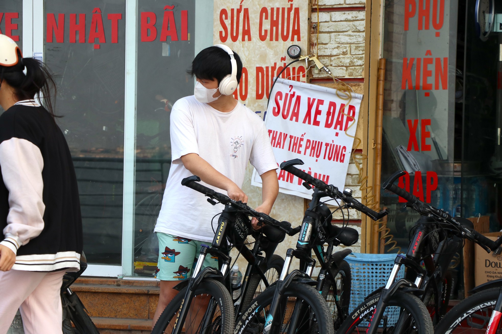 Nắng lên, dịch vụ cho thuê xe đạp ở hồ Tây sôi động, thu tiền triệu mỗi ngày - Ảnh 4