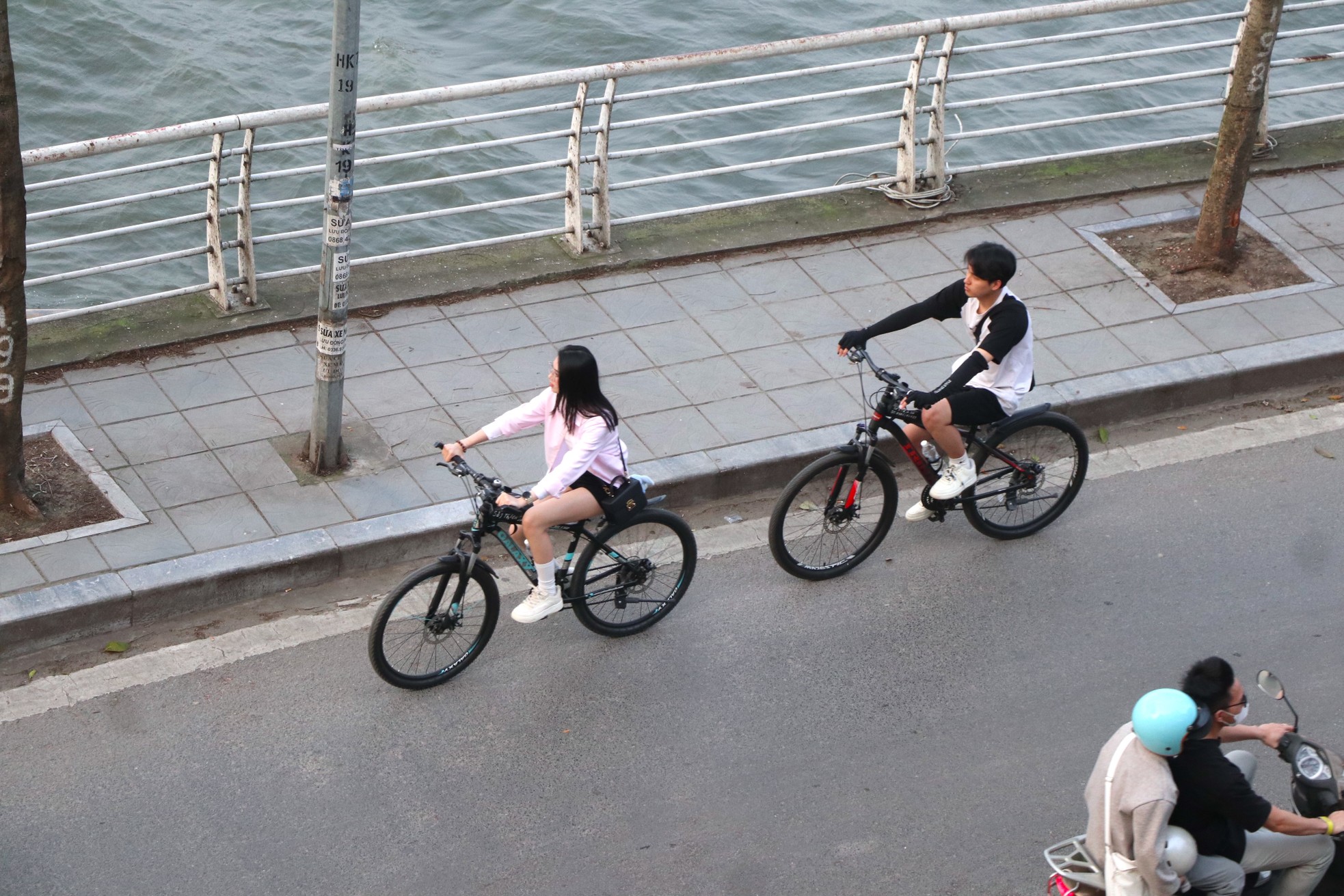 Nắng lên, dịch vụ cho thuê xe đạp ở hồ Tây sôi động, thu tiền triệu mỗi ngày - Ảnh 9