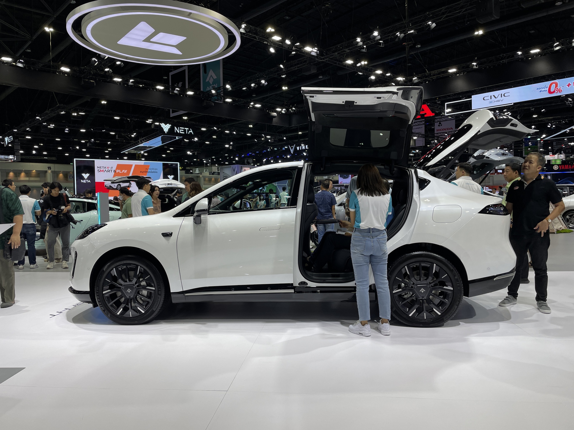 Tới BIMS 2024 thấy rõ xe Trung Quốc nhái thế nào: Đề nổ như Mercedes, tay nắm cửa Lamborghini, cửa Tesla và nhiều thứ không thể ngờ tới - Ảnh 3