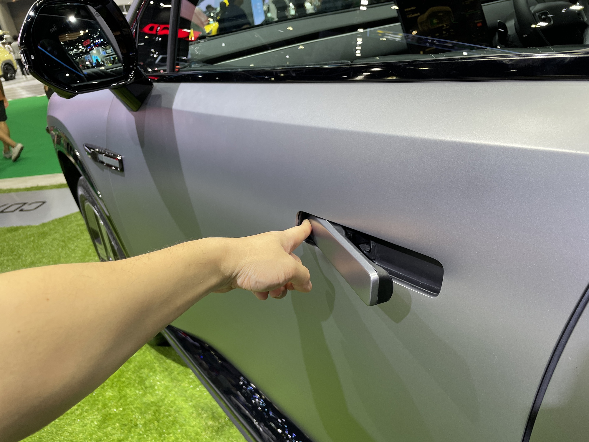 Tới BIMS 2024 thấy rõ xe Trung Quốc nhái thế nào: Đề nổ như Mercedes, tay nắm cửa Lamborghini, cửa Tesla và nhiều thứ không thể ngờ tới - Ảnh 8