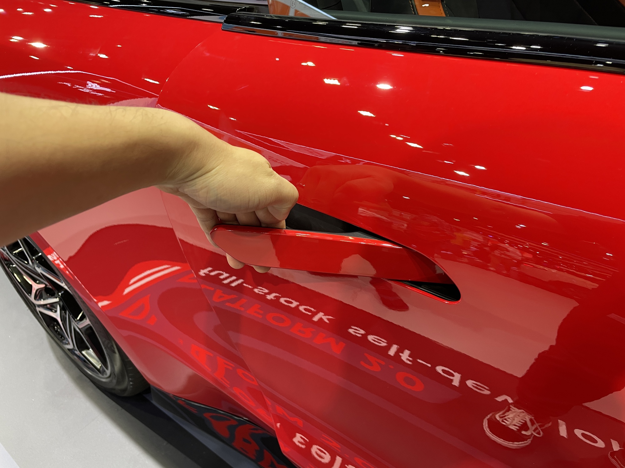 Tới BIMS 2024 thấy rõ xe Trung Quốc nhái thế nào: Đề nổ như Mercedes, tay nắm cửa Lamborghini, cửa Tesla và nhiều thứ không thể ngờ tới - Ảnh 7