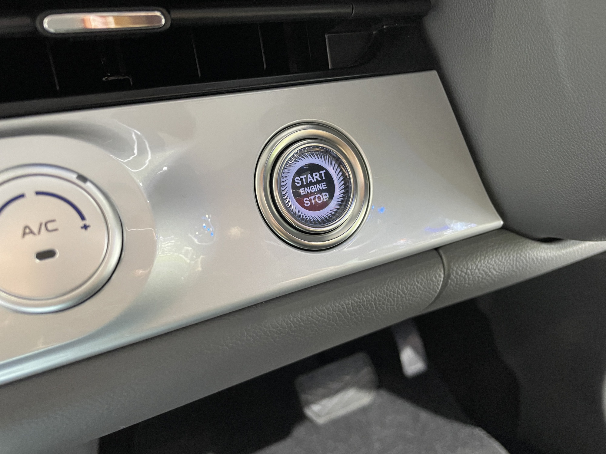 Tới BIMS 2024 thấy rõ xe Trung Quốc nhái thế nào: Đề nổ như Mercedes, tay nắm cửa Lamborghini, cửa Tesla và nhiều thứ không thể ngờ tới - Ảnh 12