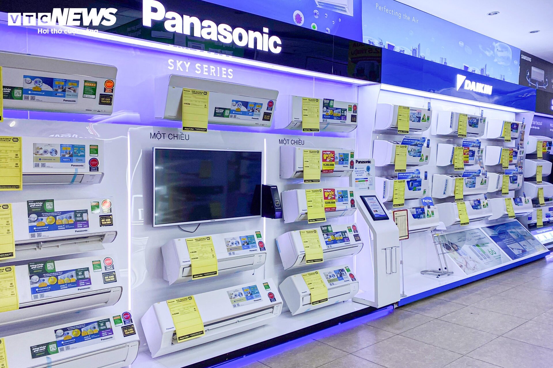 Siêu thị điện máy Hà Nội dồn dập giảm giá sản phẩm, hút khách đầu hè - Ảnh 6