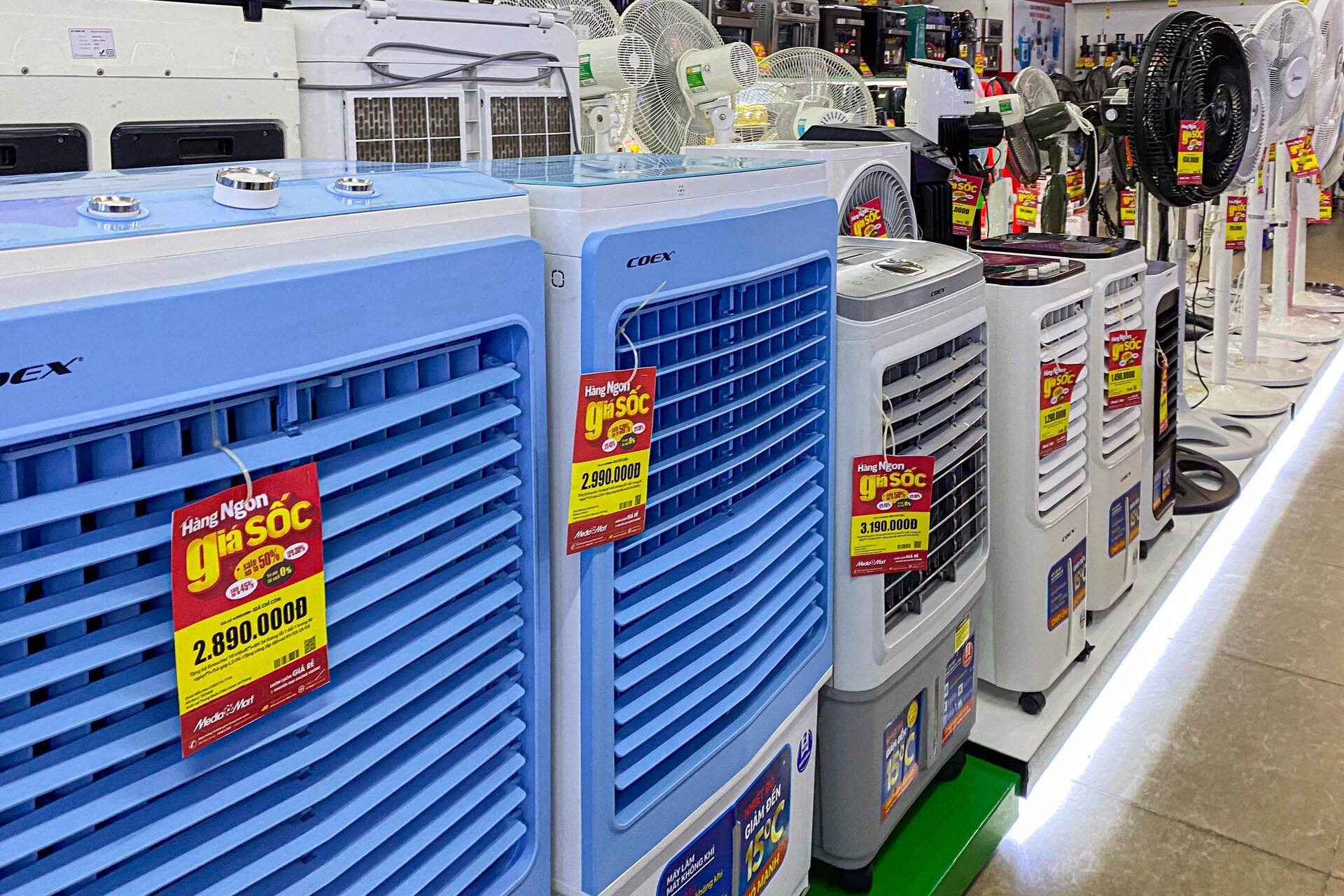 Siêu thị điện máy Hà Nội dồn dập giảm giá sản phẩm, hút khách đầu hè - Ảnh 9