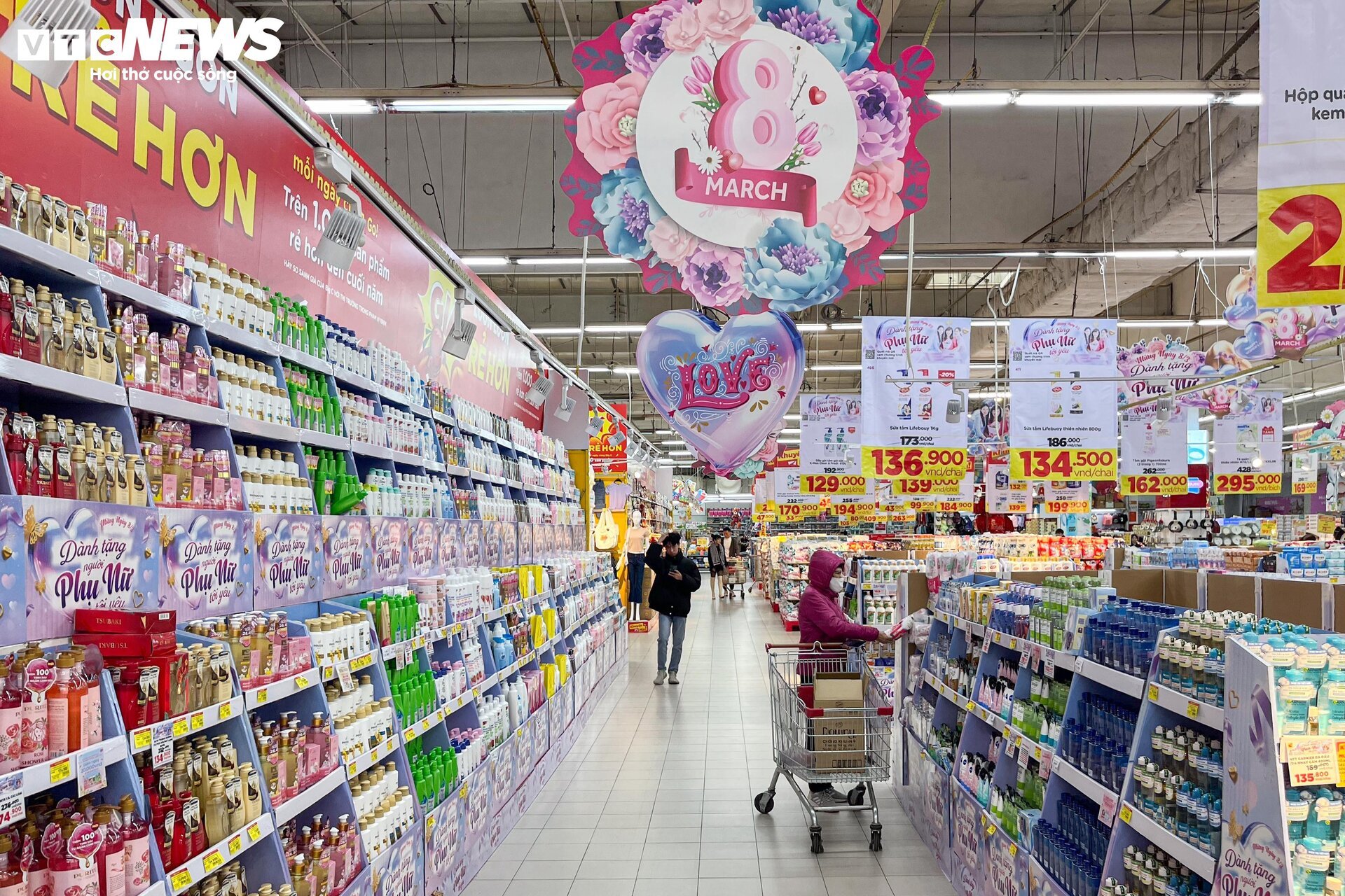 Muôn vàn khuyến mại, giảm giá đón ngày 8/3 - Ảnh 1
