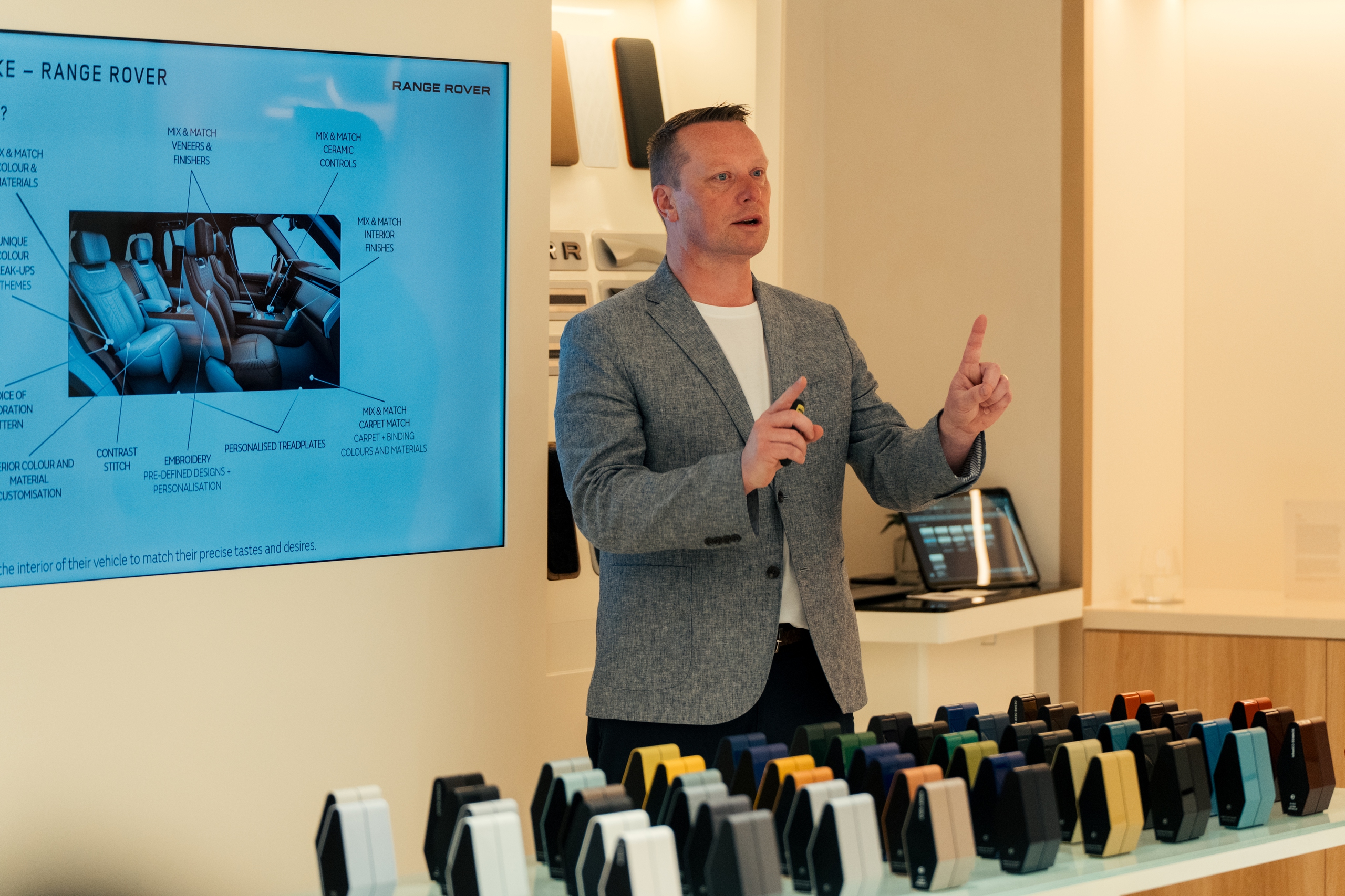 Hai dòng Range Rover đỉnh nhất Việt Nam đã có thể cá nhân hóa ngay tại Hà Nội - Ảnh 3