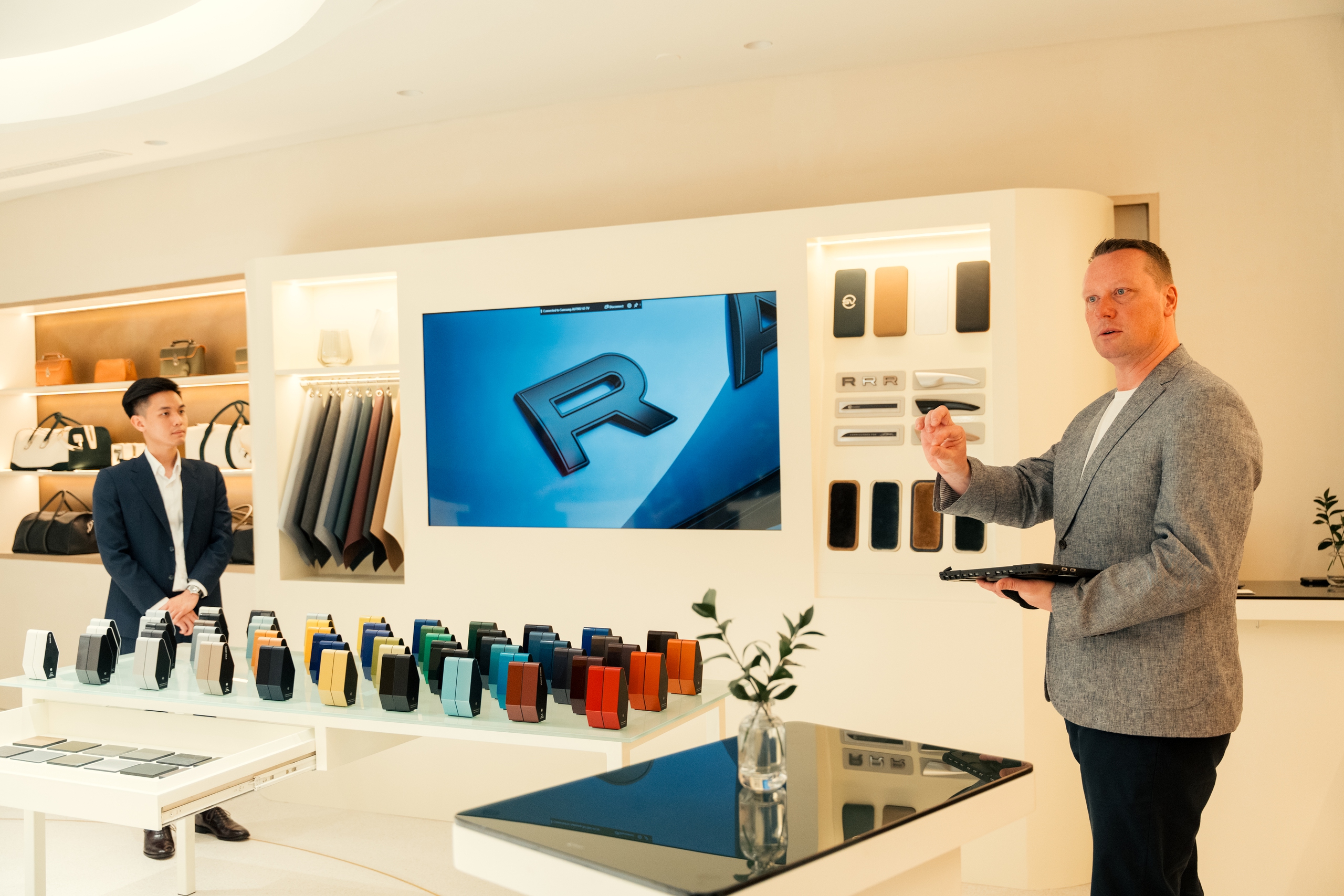 Hai dòng Range Rover đỉnh nhất Việt Nam đã có thể cá nhân hóa ngay tại Hà Nội - Ảnh 4