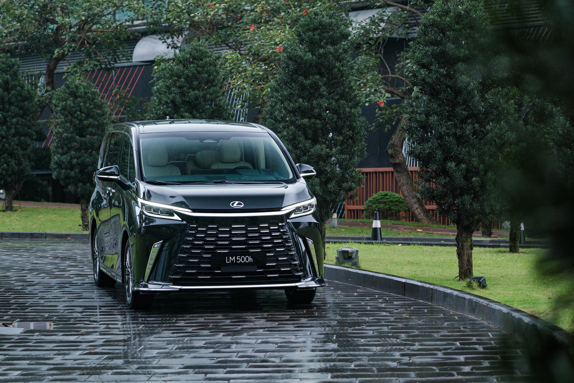 Lexus LM 2024 ra mắt Việt Nam: Giá từ 7,29 tỷ, có bản 4 chỗ cho chủ tịch, màn hình khủng 48 inch, như căn hộ di động - Ảnh 2