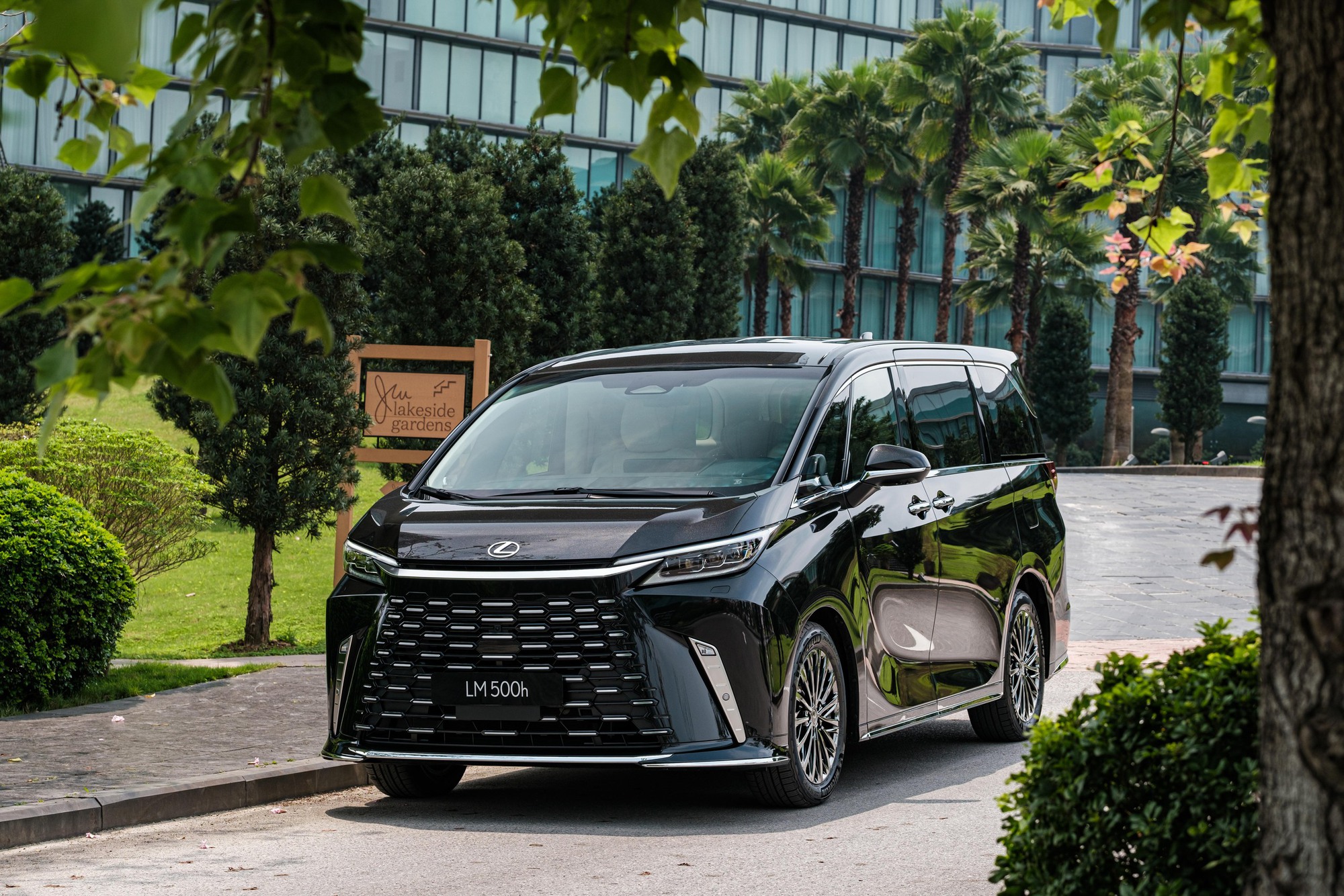 Lexus LM 2024 ra mắt Việt Nam: Giá từ 7,29 tỷ, có bản 4 chỗ cho chủ tịch, màn hình khủng 48 inch, như căn hộ di động - Ảnh 1