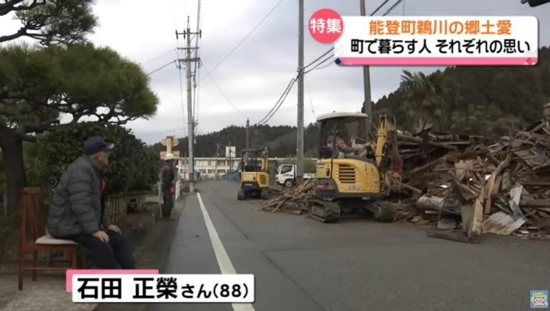 Ai chê Mazda CX-5 mỏng manh nên xem clip này: Hứng trọn ‘combo’ động đất, sập nhà vẫn chạy được bình thường - Ảnh 1