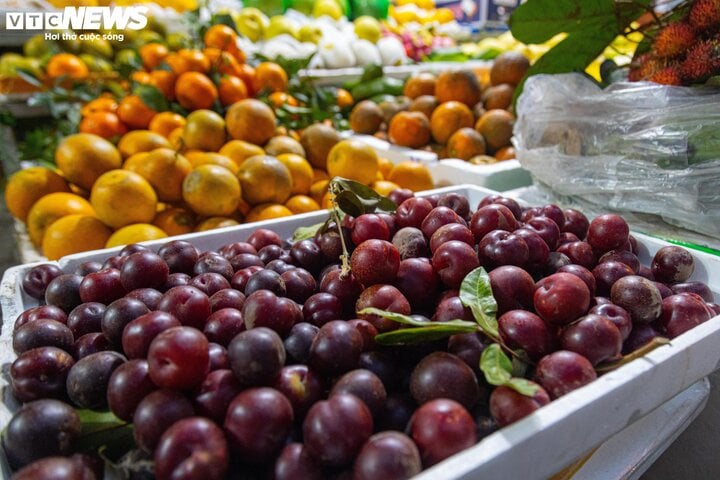 Đắt hơn thịt, mận đầu mùa giá gần 300.000 đồng/kg, khách không tiếc tiền mua - Ảnh 1